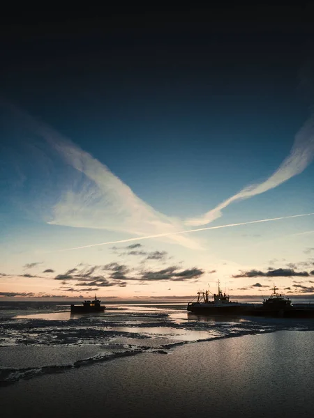 Güzel kış deniz manzarası. Denizde gün doğumu. Buz örtüsü.