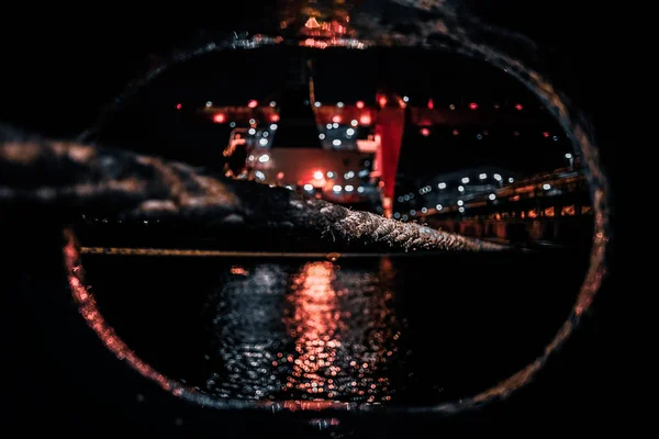 Rotterdam liman terminalinde bir gece. Demir atma hattı. Işıklar. Denizci geçmişi. Bulanık