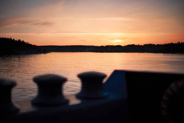 Denizde güzel, doğal gün batımı. Güneş ışığının doğal rengi. Bulutlar. Bulanık