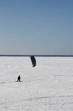 Kar yağışı. İnsanlar buzun üstünde kar kayağı yapıyor. Kış sporu.