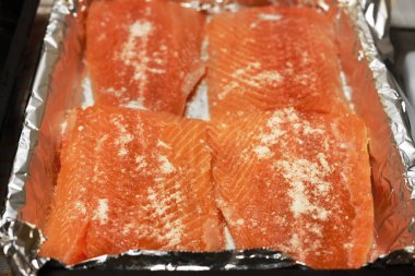 Taze somon fileto. Evde taze somon tuzlamak. Tuz ve şeker kullanılmış. Bulanık.