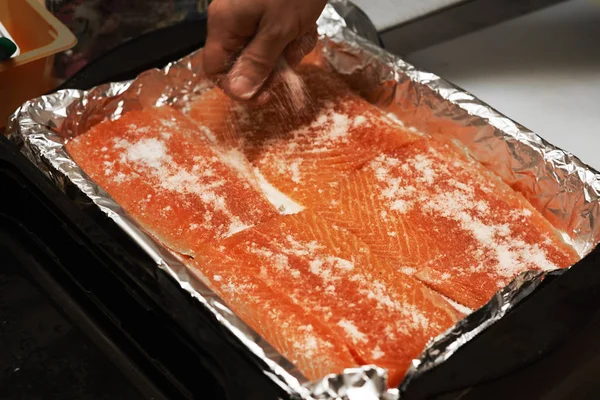 Taze somon fileto. Evde taze somon tuzlamak. Tuz ve şeker kullanılmış. Bulanık.