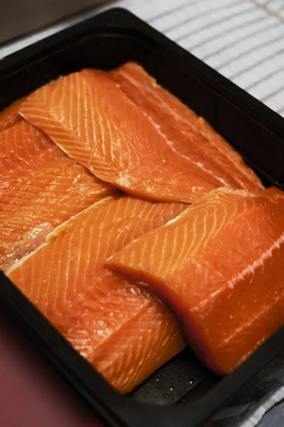 Taze somon fileto. Evde taze somon tuzlamak. Tuz ve şeker kullanılmış. Bulanık.