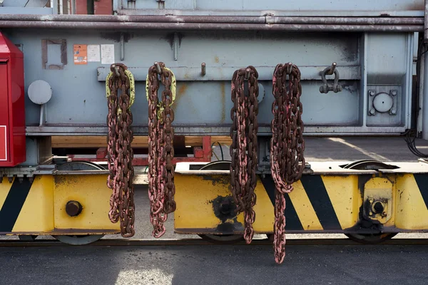Paslı zincir vince asılmış. Yakından. Arkaplan.