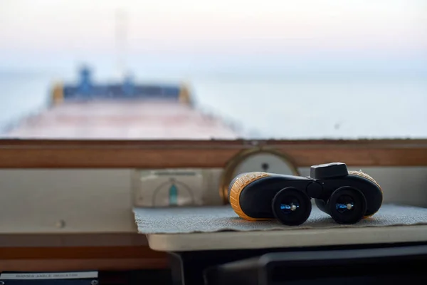 Ein Gelbes Fernglas Lag Auf Der Schiffsbrücke Nahaufnahme Unschärfe — Stockfoto