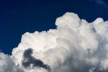 Gökyüzündeki beyaz kümülüs bulutları mavi deniz suyu manzarası, okyanus manzarasının üzerindeki büyük bulut, ufuk, güzel tropikal güneşli yaz günü deniz manzarası, panoramik manzara, bulutlu hava, bulutlu manzara, kopya uzay