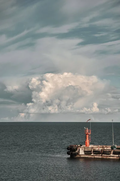 Weiße Kumuluswolken Himmel Über Blauer Meerwasserlandschaft Große Wolke Über Meerpanorama — Stockfoto