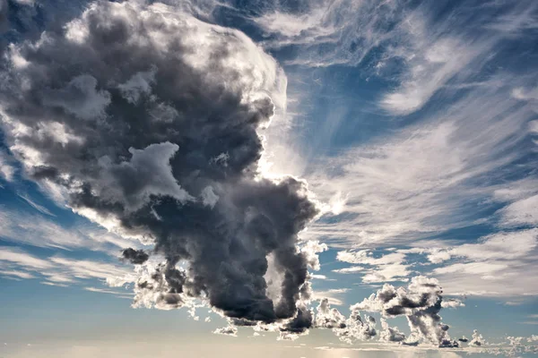 Białe Chmury Cumulus Niebie Nad Błękitnym Morskim Krajobrazem Wodnym Duża — Zdjęcie stockowe