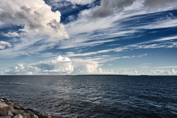 Nubes Cúmulos Blancos Cielo Sobre Paisaje Azul Del Agua Mar —  Fotos de Stock
