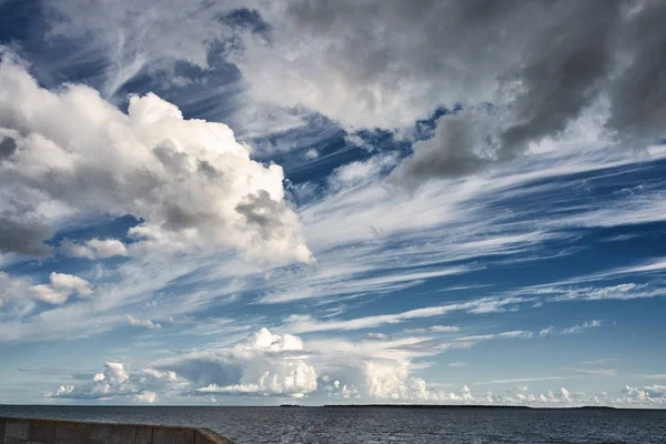 青い海の水の風景の上に空の白い積雲 海のパノラマ 地平線 美しい熱帯晴れ夏の日の海のパノラマビュー 曇りの天気 雲の風景 コピースペースの上に大きな雲 ロイヤリティフリーのストック画像