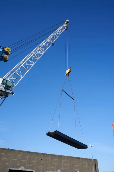 Vejle / Danimarka - 05.16.2019: kargo gemisinin ambarından çelik ürünlerin boşaltılması. Kargo Finlandiya 'dan Danimarka' ya gönderildi. Yaşlı limanlar kargo bölümünde çalışıyor.