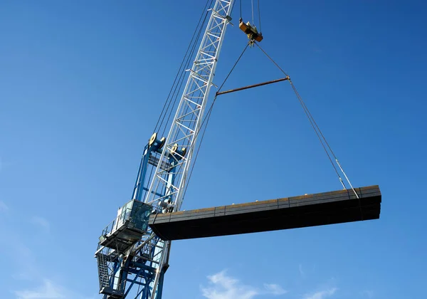 Vejle / Danimarka - 05.16.2019: kargo gemisinin ambarından çelik ürünlerin boşaltılması. Kargo Finlandiya 'dan Danimarka' ya gönderildi. Yaşlı limanlar kargo bölümünde çalışıyor.