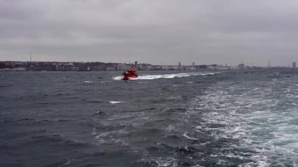 Helsinborg /スウェーデン-12.16.2019:パイロットボートが貨物船に近づいていますオプティマル.パイロットはホガナス港への巡回のために乗船した。. — ストック動画