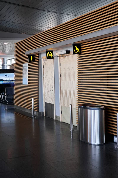 Havaalanı tuvaletinin içi. Metal çöp kutusu kapatılıyor..