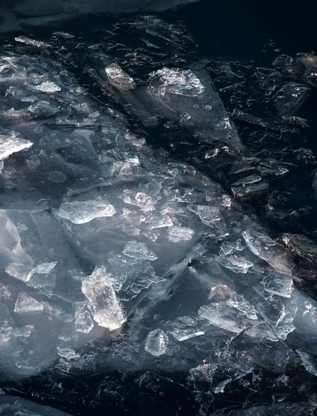 Mavi deniz suyunda yeni buz. Buz örtüsü.