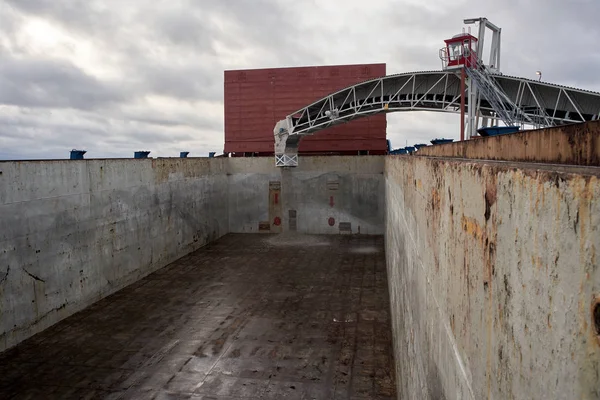 Gotland, İsveç 'te kireç taşı yüklü. Kargo gemisinin kargo işletmesi. Kireçtaşı yüklemek için asansör ve taşıyıcı.