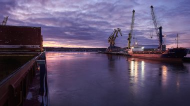 Gavle / İsveç - 24.12.2019: Gavle limanında kargo gemisi. Kargo işlemi