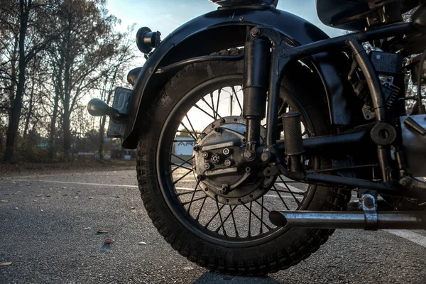 旧ソ連のオートバイK750の後輪 接近中だ 午後にアスファルト上の黒いオートバイ — ストック写真