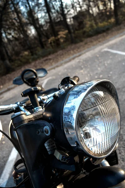 旧ソ連製オートバイK750のヘッドライト 接近中だ 午後にアスファルト上の黒いオートバイ — ストック写真