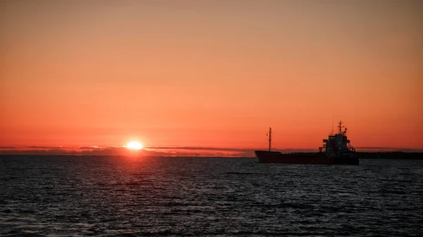 Seascape Loď Míří Zapadajícímu Slunci Slunce Zapadá Moře Obzorem Obloha — Stock fotografie