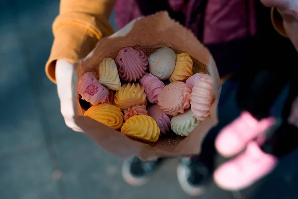 Zoete Veelkleurige Snoepjes Een Papieren Zak Meisje Met Een Papieren — Gratis stockfoto