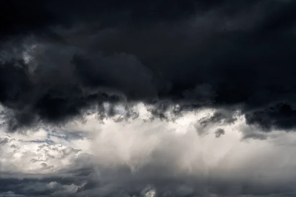 Dramatická Obloha Bouřkovými Mraky Kombinace Světla Temných Mraků Trendy Barev — Stock fotografie