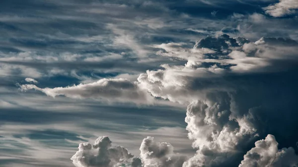 Dramatische Hemel Met Stormachtige Wolken Combinatie Van Licht Donkere Wolken — Stockfoto