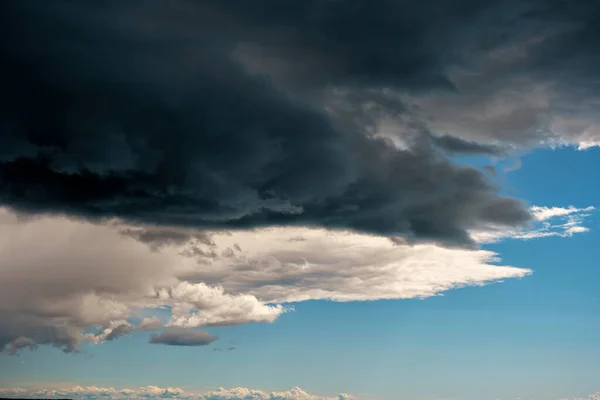 Dramatická Obloha Bouřkovými Mraky Kombinace Světla Temných Mraků Trendy Barev — Stock fotografie