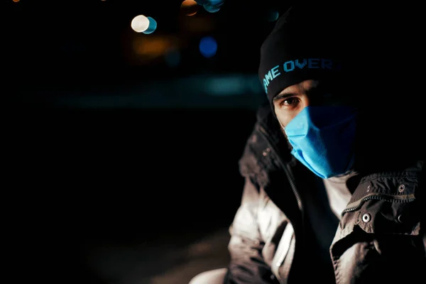 Retrato Dramático Hombre Con Una Máscara Protectora Azul Durante Cuarentena —  Fotos de Stock
