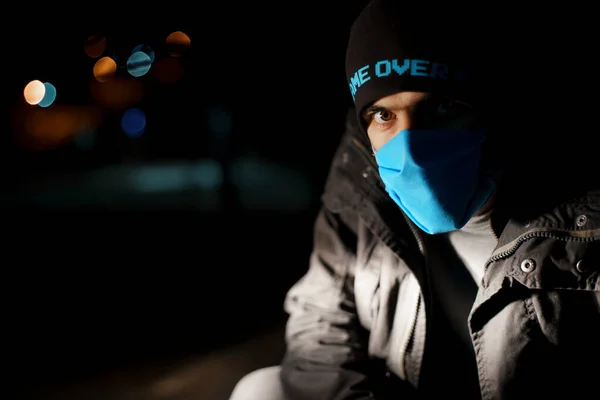 Retrato Dramático Hombre Con Una Máscara Protectora Azul Durante Cuarentena —  Fotos de Stock