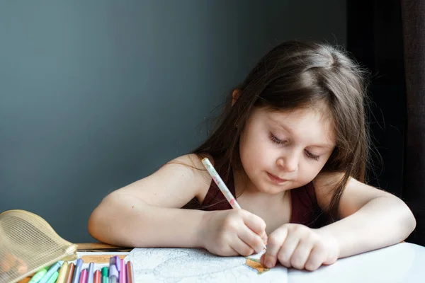 Uma Menina Segura Lápis Suas Mãos Pinta Livro Colorir Lápis — Fotografia de Stock