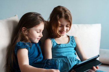 Çocuklar bu tableti karantina sırasında kendi kendilerini eğitmek için kullanırlar. Kızlar çevrimiçi çalışır. Çocuklar internetten bilgi arıyorlar..