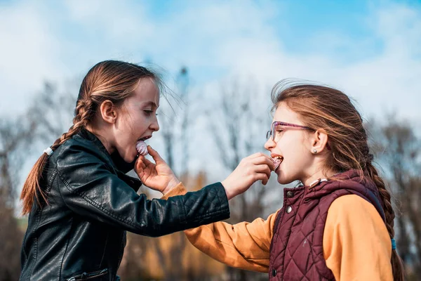 Girls Walking Street Sit Feed Each Other Sweets Teenage Communication — Stock Photo, Image