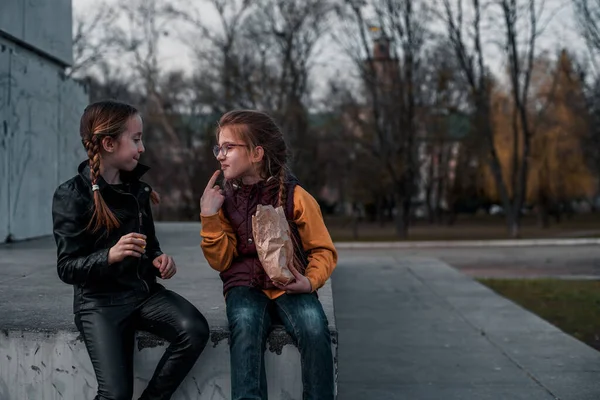 Kızlar Sokakta Yürüyorlar Oturup Birbirlerini Tatlı Ile Besliyorlar Gençlik Iletişimi — Stok fotoğraf