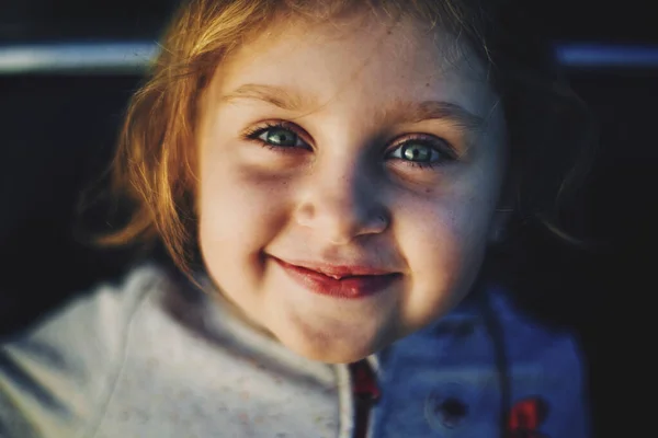 Retrato Alegre Una Chica Piel Blanca Con Pelo Castaño Sonriendo —  Fotos de Stock