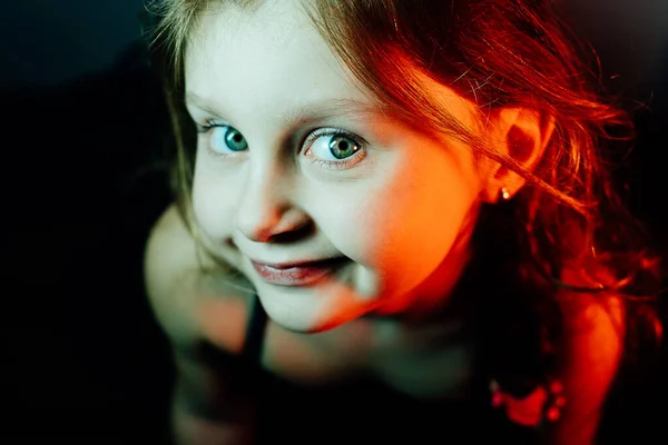 Cheerful Portrait White Skinned Girl Brown Hair Smiling Looking Camera — Stock Photo, Image