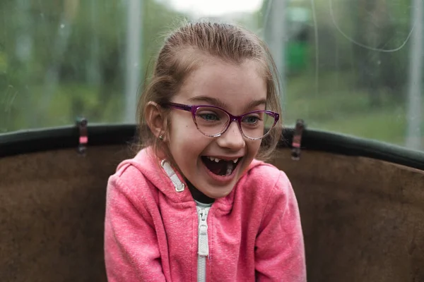 Beyaz Tenli Kahverengi Saçlı Gözlüklü Bir Kızın Duygusal Portresi Teleferiğin — Stok fotoğraf