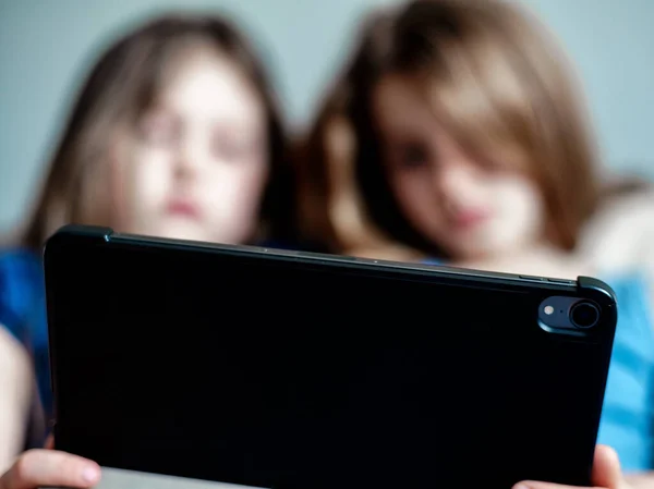 Çocuk bu tableti karantina sırasında kendini eğitmek için kullanır. Kız internette çalışıyor. Bir çocuk internetten bilgi arıyor.