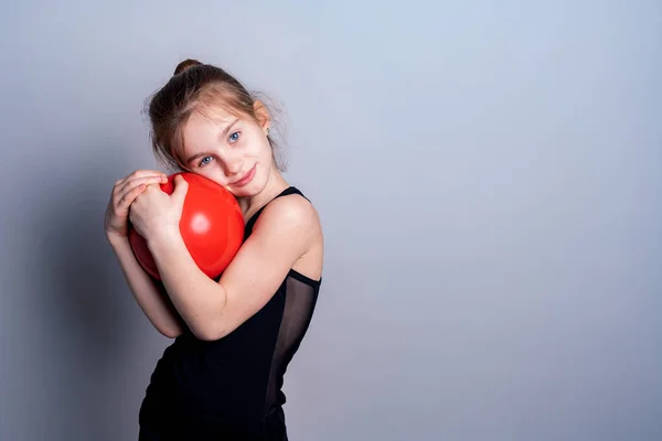 White Skinned Girl Black Training Shirt Holds Red Gymnastic Ball — Stock Photo, Image