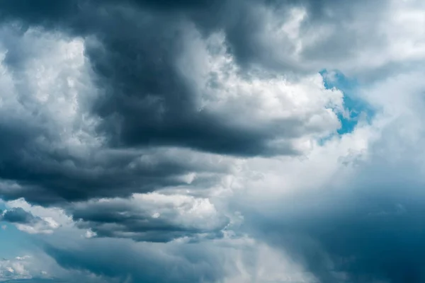 Δραματικός Ουρανός Θυελλώδη Σύννεφα Συνδυασμός Φωτός Και Σκοτεινών Νεφών Τάσεις — Φωτογραφία Αρχείου