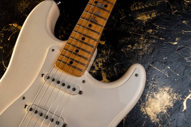 Siyah altın kaplama arka planda parlak elektro gitar. Geçmişi. Duvar Kağıdı.