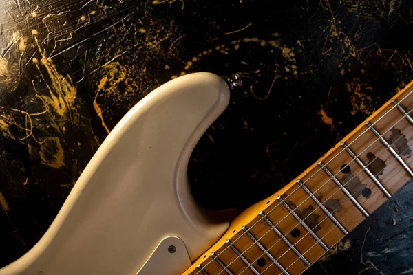 Siyah Altın Kaplama Arka Planda Parlak Elektro Gitar Geçmişi Duvar — Stok fotoğraf