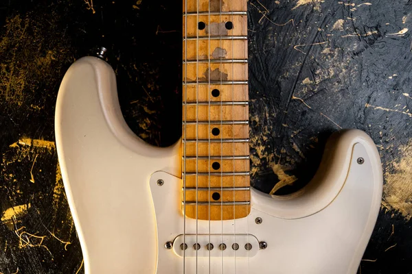 Guitarra Eléctrica Brillante Sobre Fondo Negro Dorado Cerca Antecedentes Fondos —  Fotos de Stock