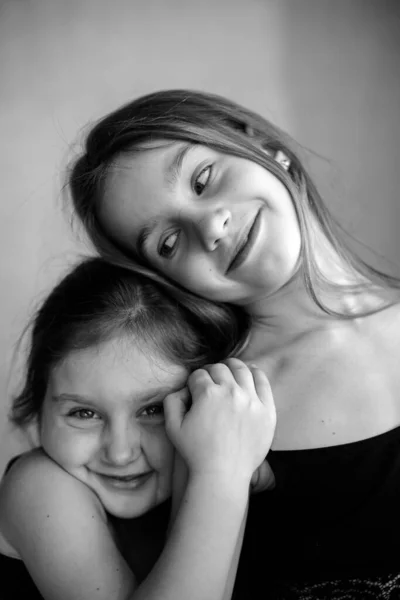 Retrato Preto Branco Duas Meninas Systerichka Abraçando Outro Rindo Alegremente Imagens Royalty-Free