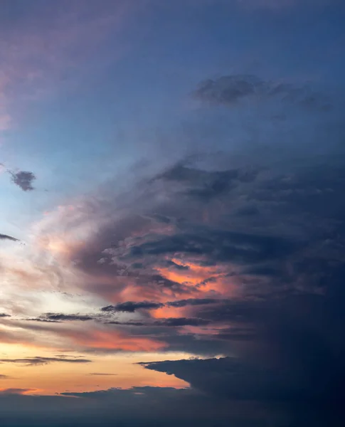 夜晚天空的图像 日落了美丽的云彩阳光穿过云彩 免版税图库照片