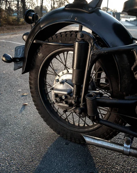 苏联老式摩托车K750的后轮 下午在沥青路面上的黑色摩托车 图库图片