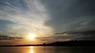 günbatımı gökyüzü göl üzerinde