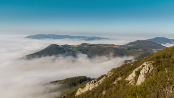 Niebla que viene en las montañas — Vídeo de stock