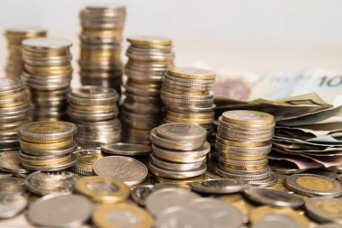 Bozuk para ve banknot yığını.