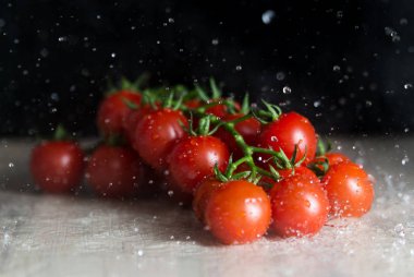 Mutfak masasının üzerinde taze kırmızı sebze. 